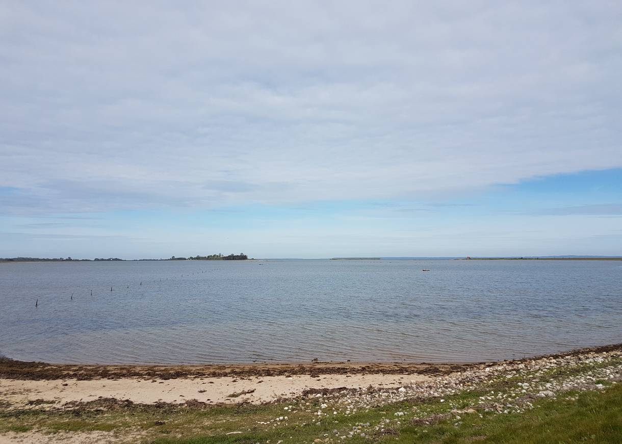 Blick auf eine weite Lagune