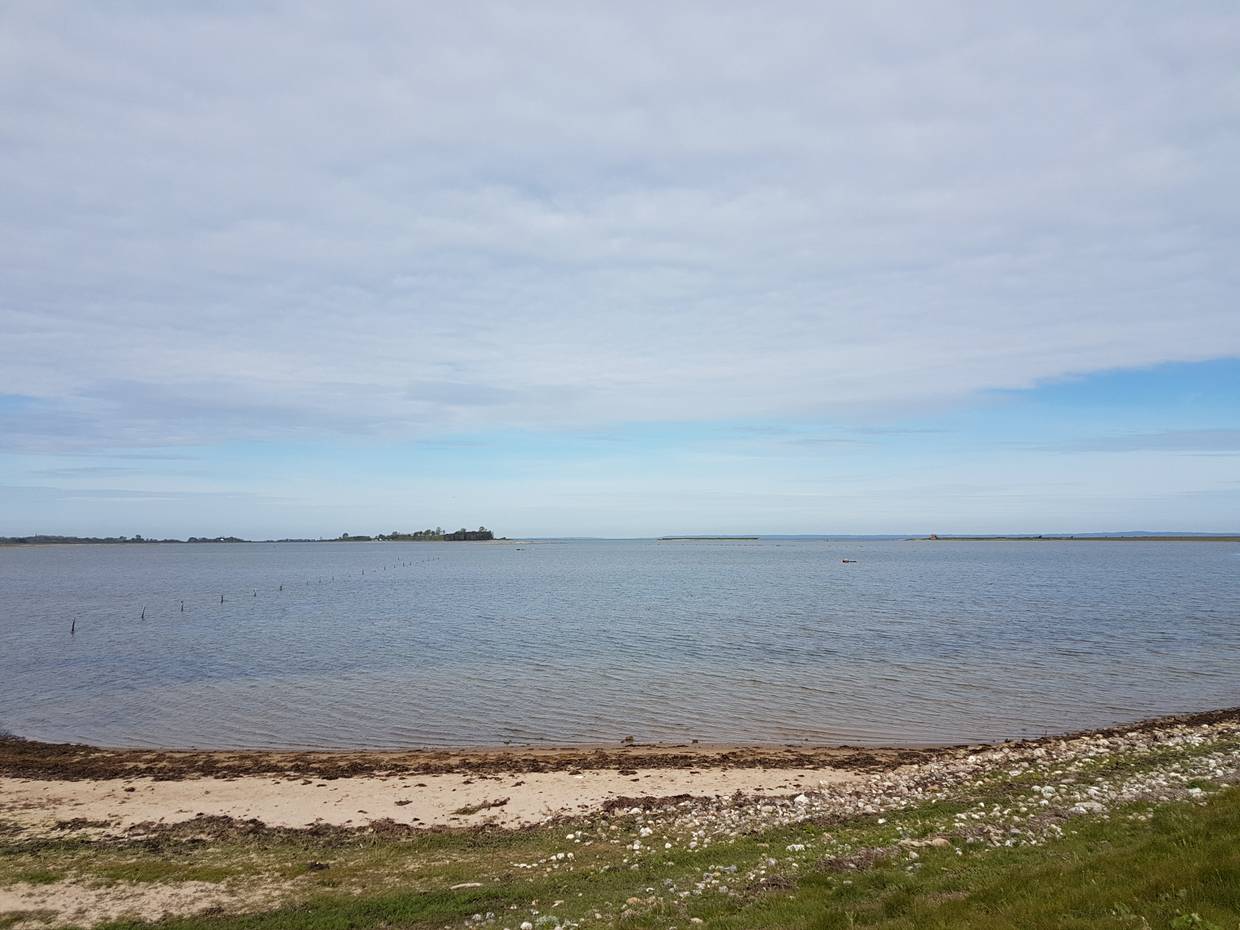 Blick auf eine weite Lagune