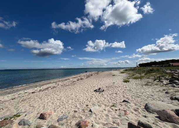 Uferweg mit Strand und Ferienhäusern