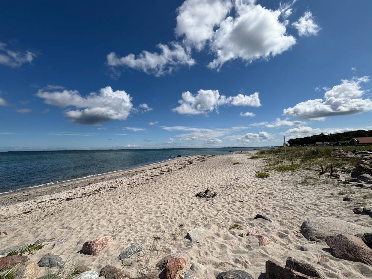 Uferweg mit Strand und Ferienhäusern