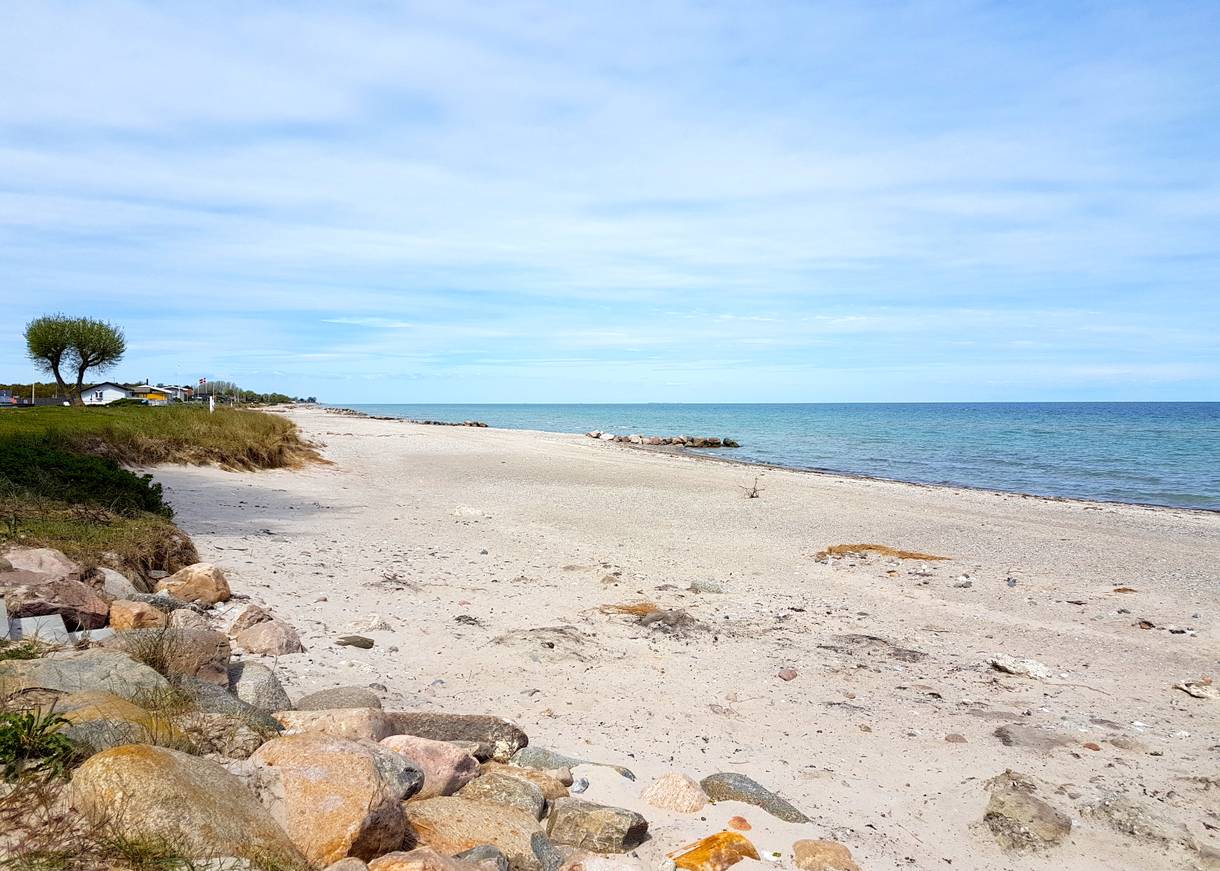 Sandstrand mit einigen Steinen