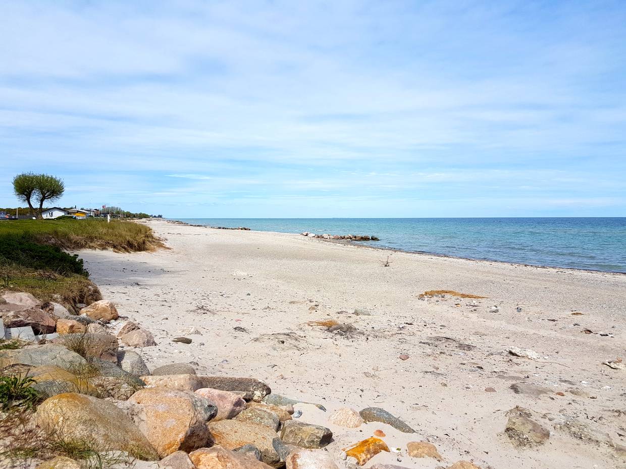 Sandstrand mit einigen Steinen