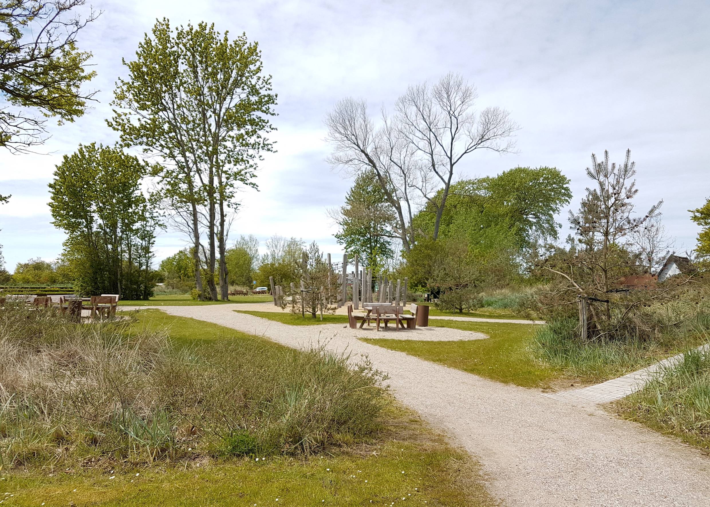Picknickbänke und Spielgeräte am Strand