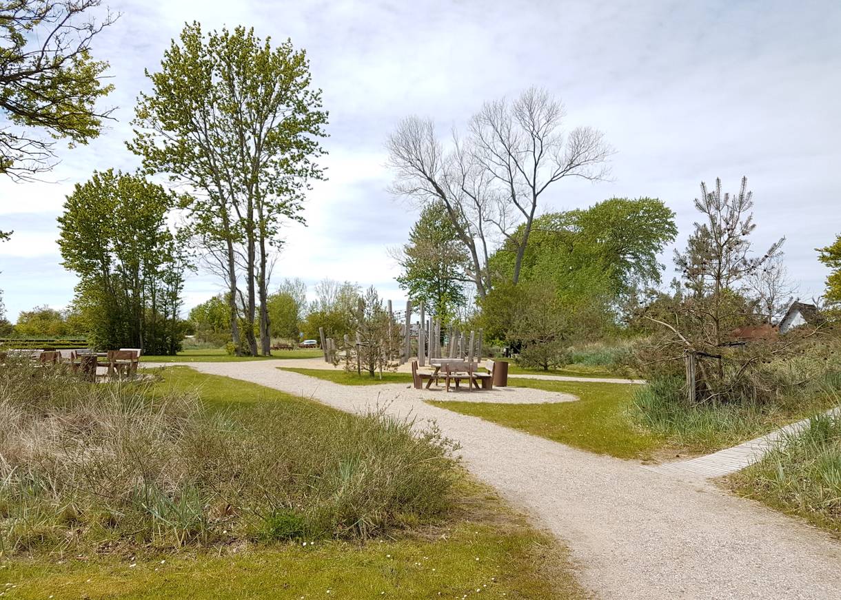 Picknickbänke und Spielgeräte am Strand