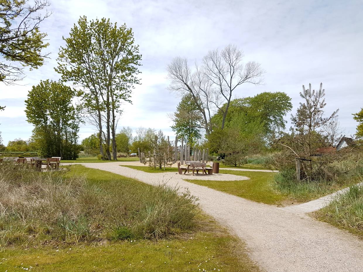 Picknickbänke und Spielgeräte am Strand