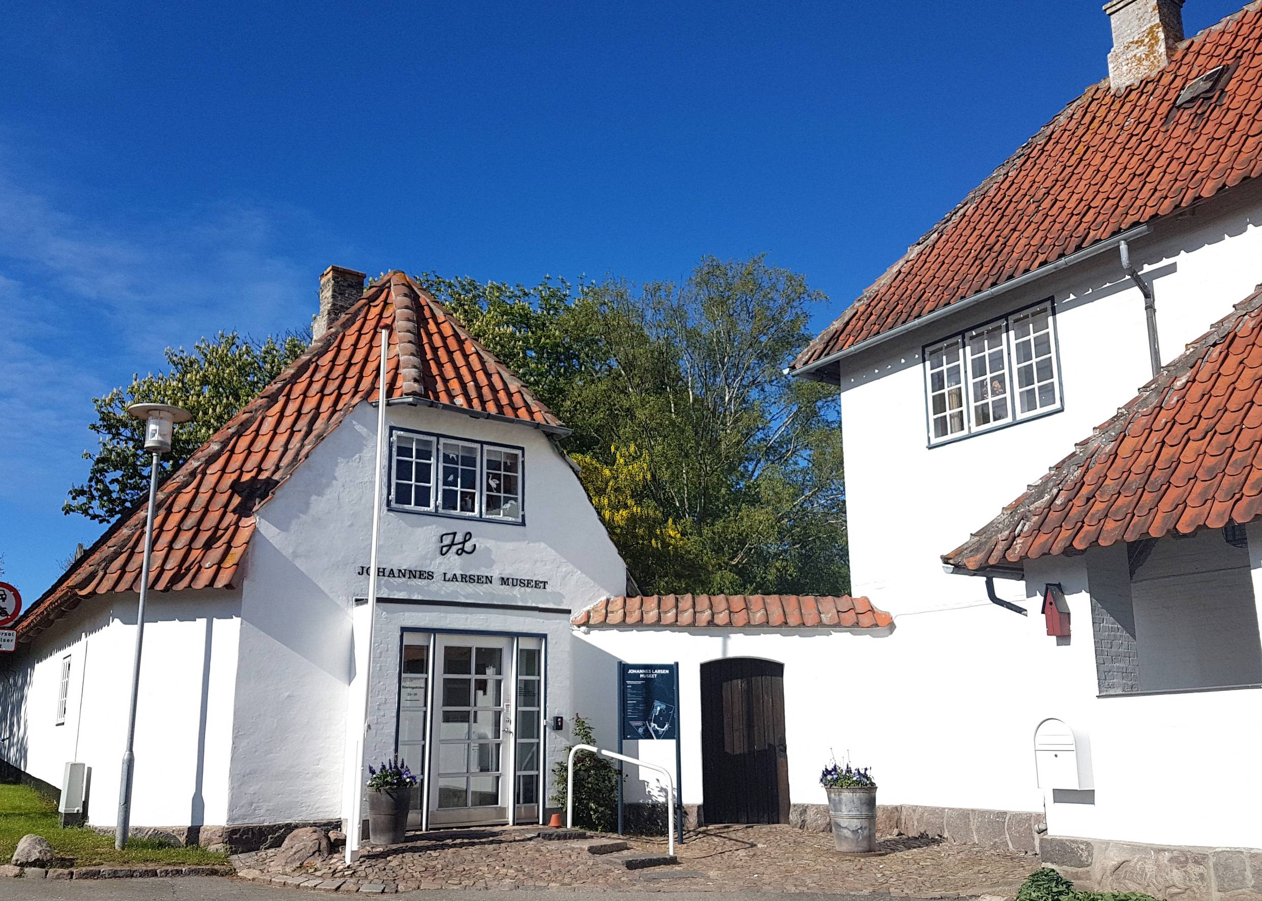 Weiße Villa mit einem Museum