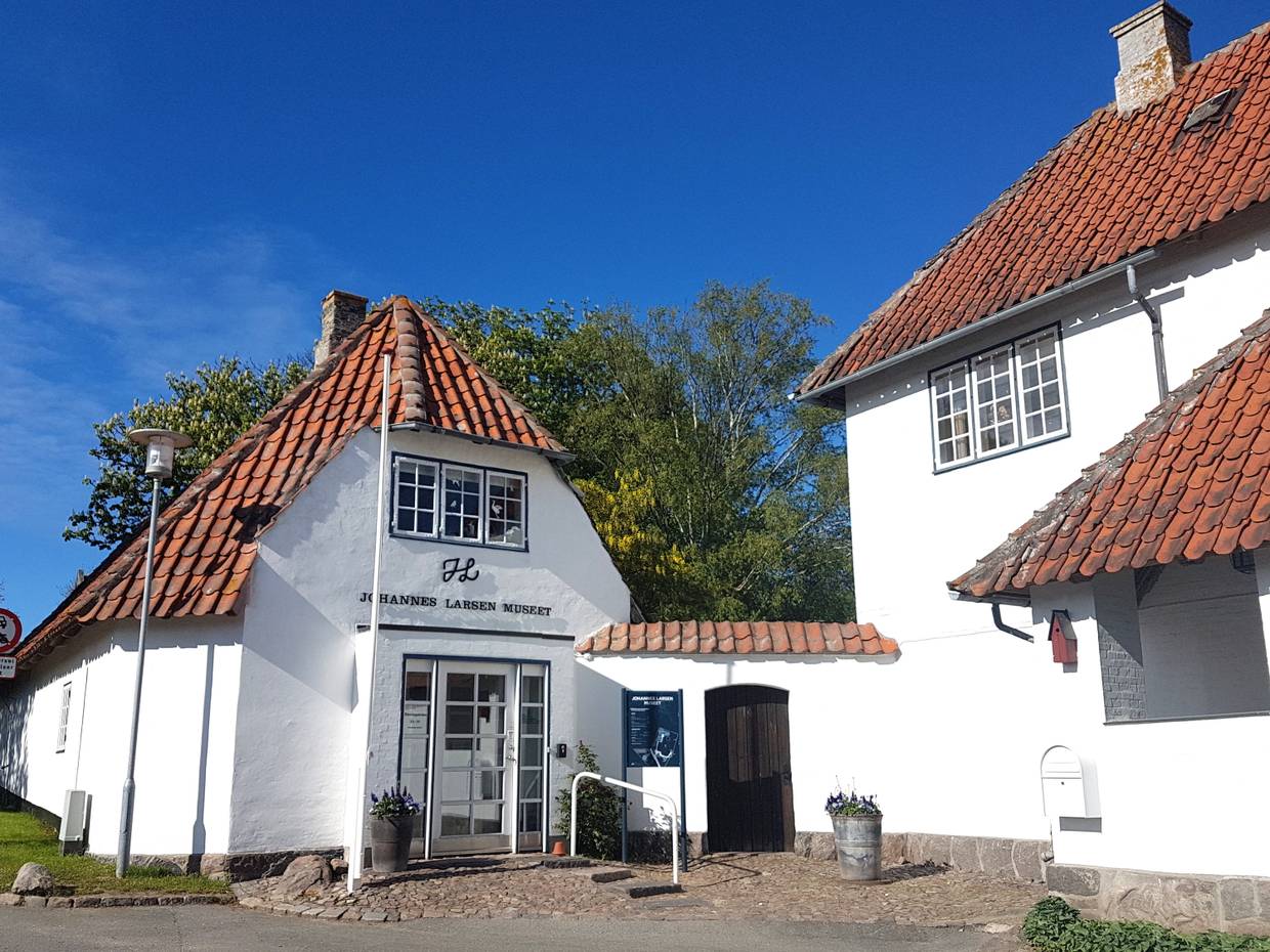 Weiße Villa mit einem Museum