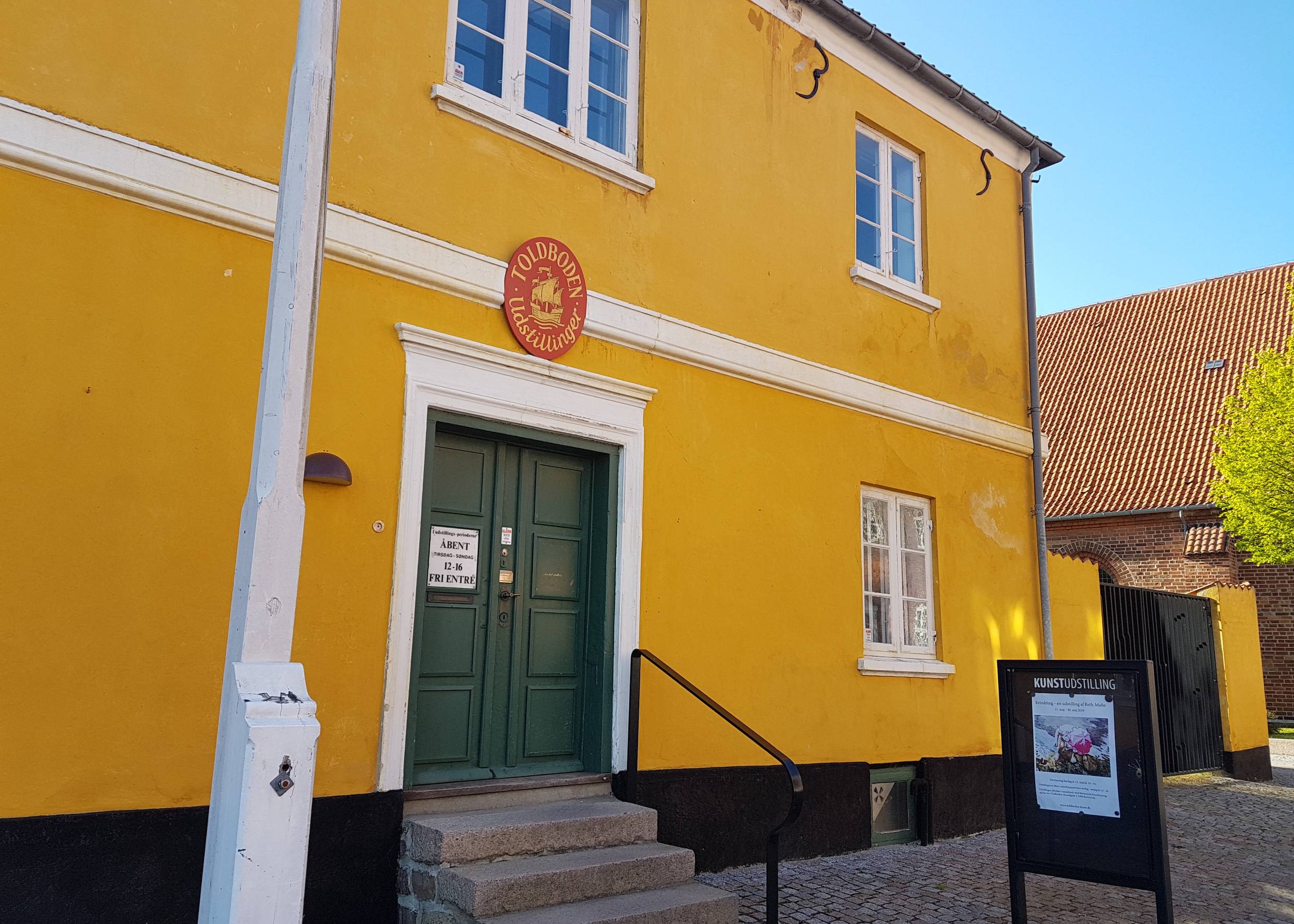 Leuchtens gelbes, altes Zollhaus