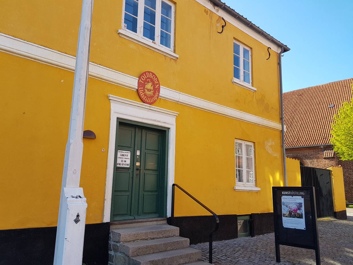 Leuchtens gelbes, altes Zollhaus