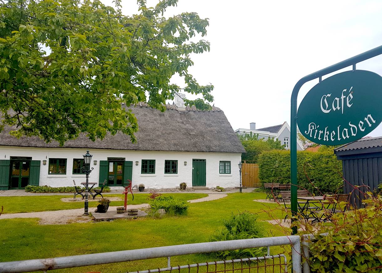 Café in einem alten Reetdachschober