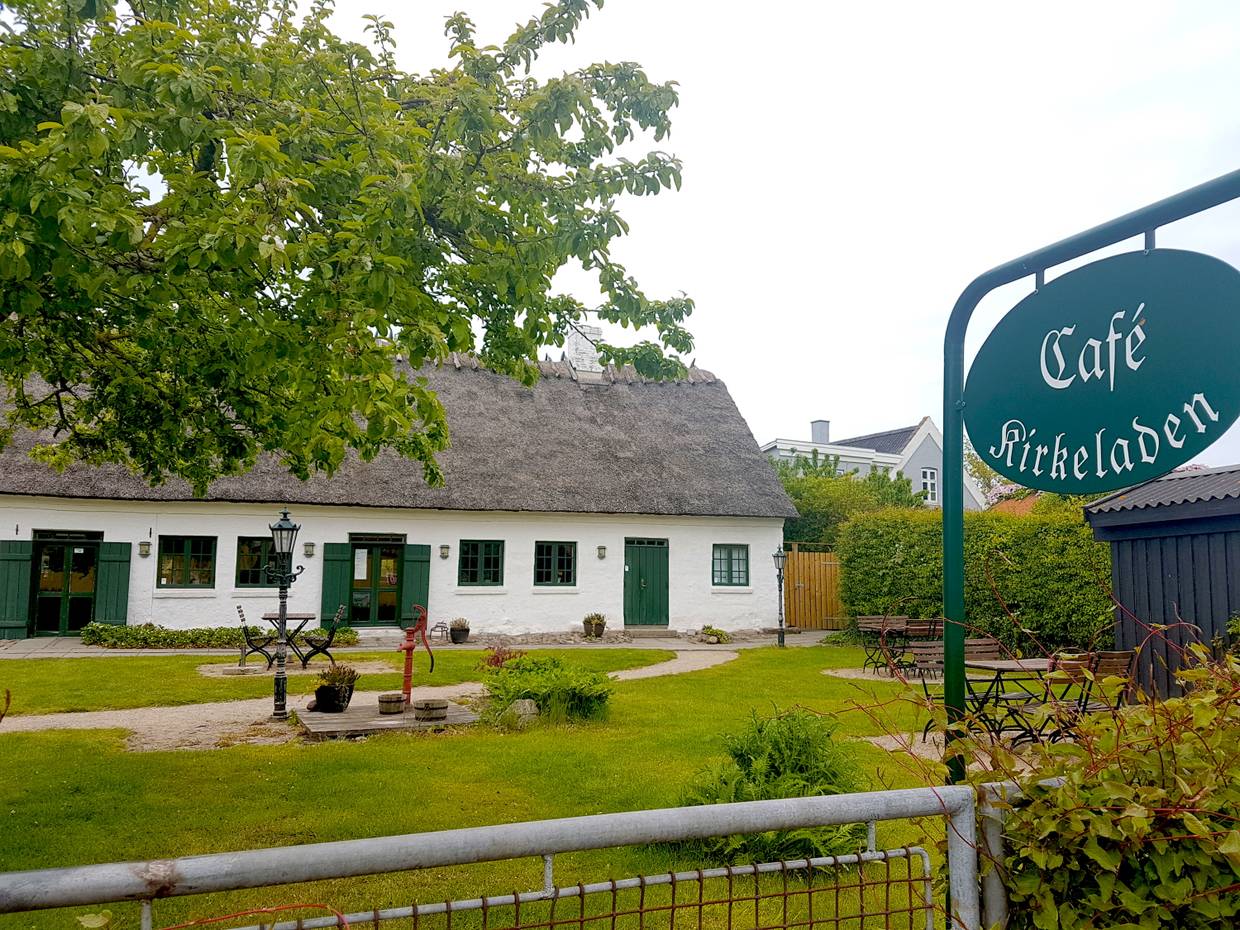Café in einem alten Reetdachschober