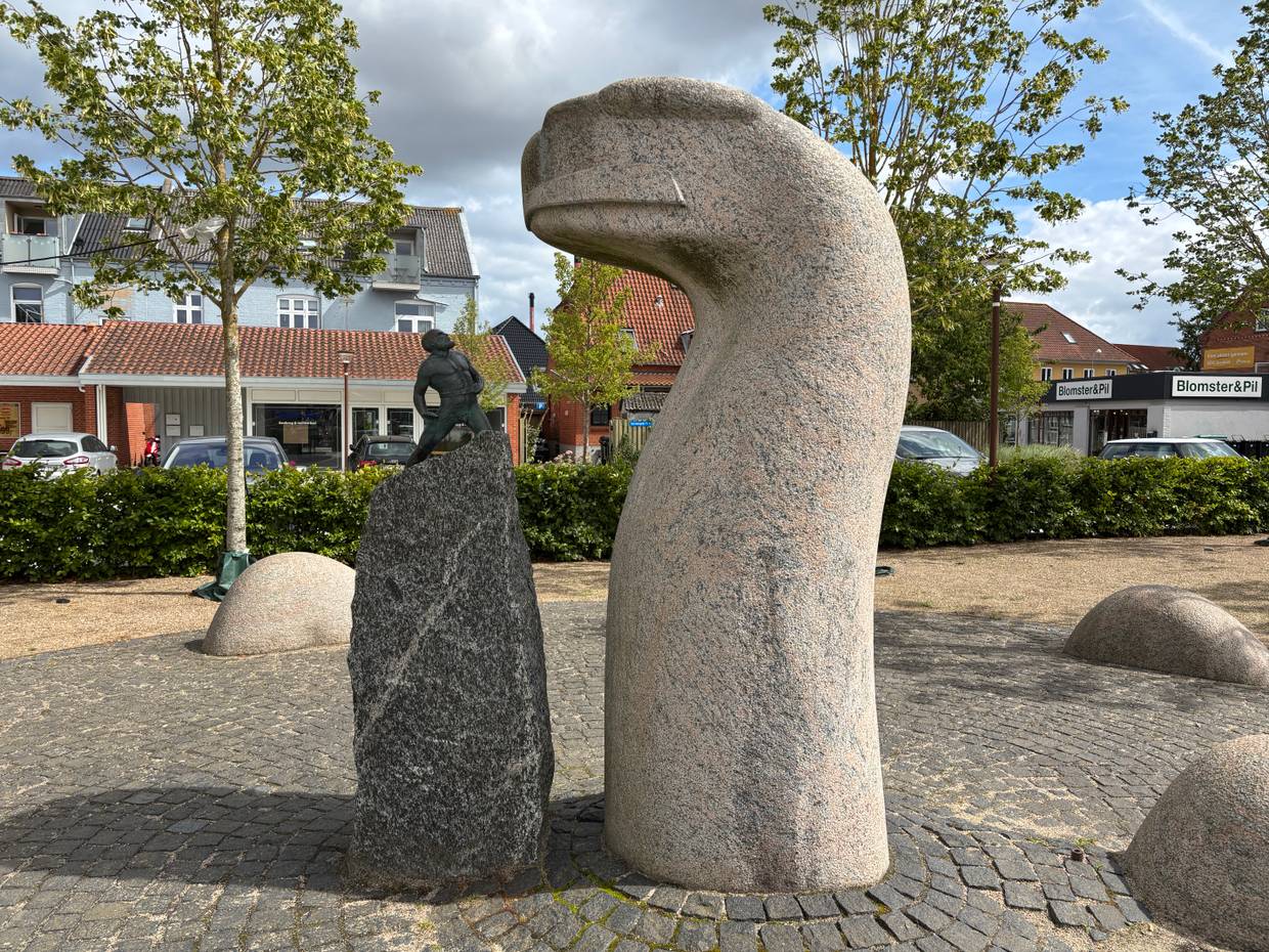 Skulptur der Midgardschlange gegenüber einer kleinen Skulptur von Thor 