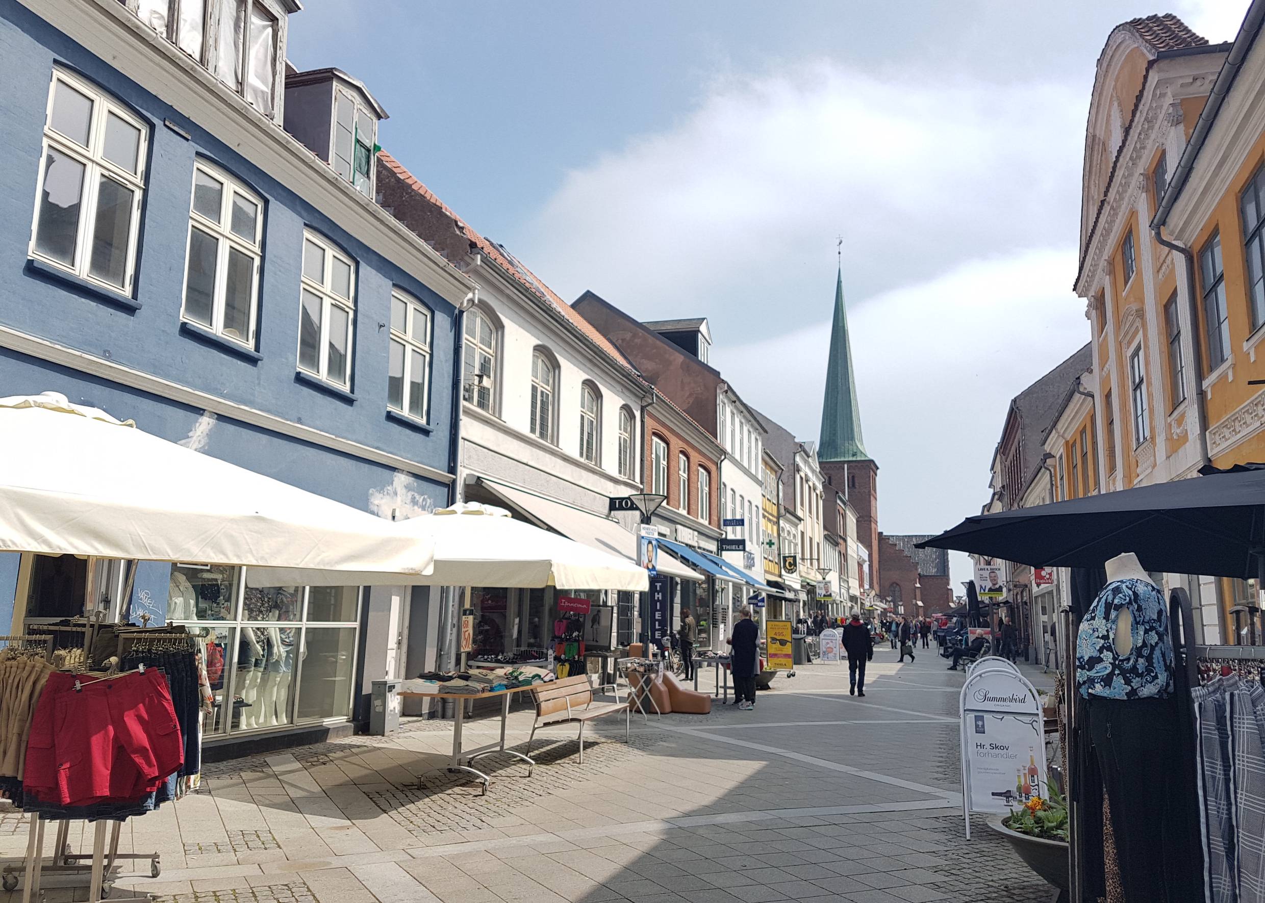 Fußgängerzone, im Hintergrund eine Kirche