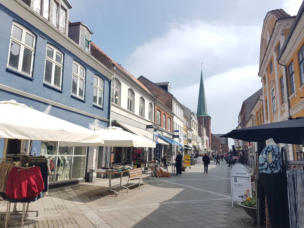 Fußgängerzone, im Hintergrund eine Kirche