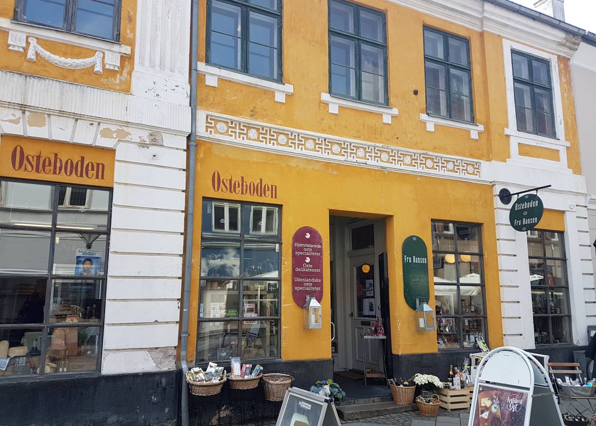 Gelbes Haus mit einem Käsegeschäft