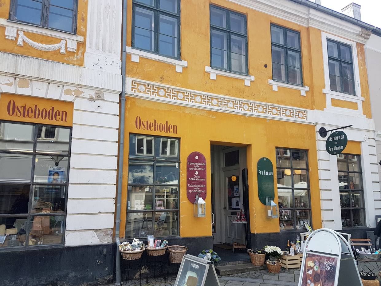 Gelbes Haus mit einem Käsegeschäft