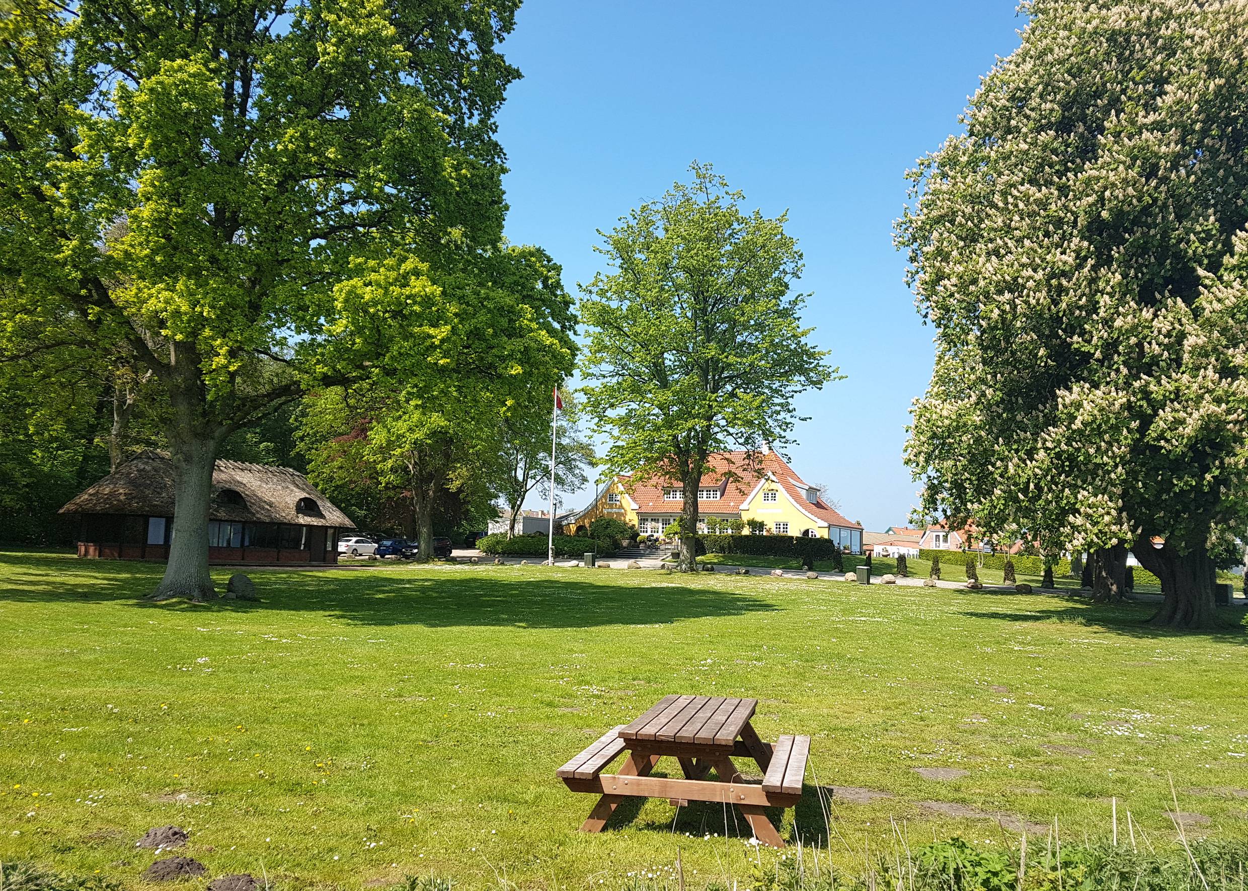 Picknickwiese, dainter ein gelbes Landhaus