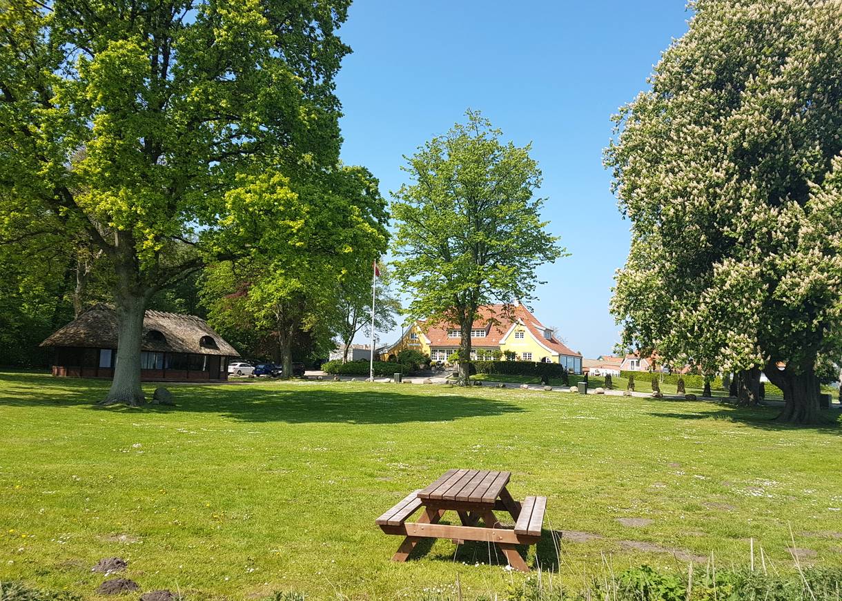 Picknickwiese, dainter ein gelbes Landhaus