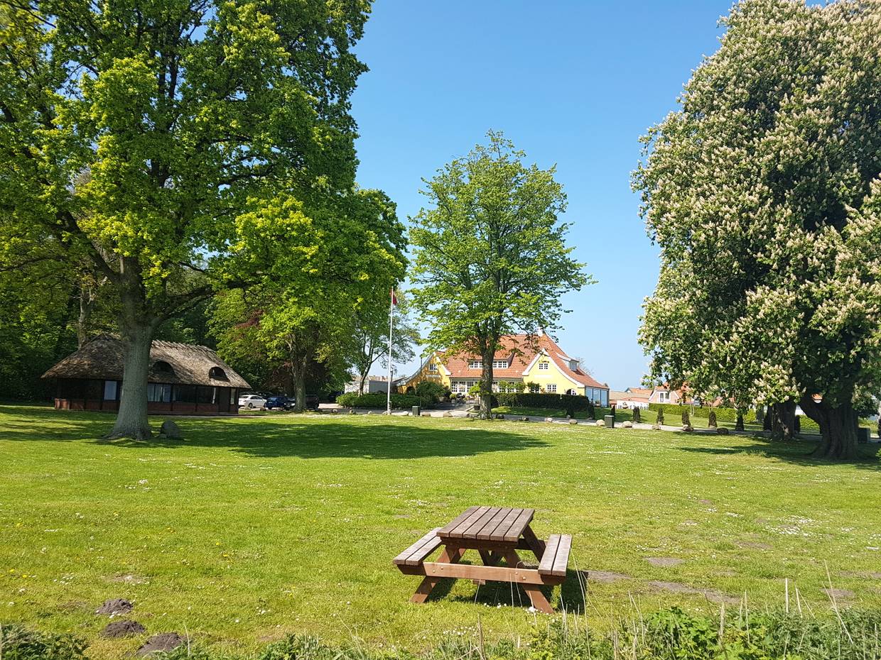 Picknickwiese, dainter ein gelbes Landhaus