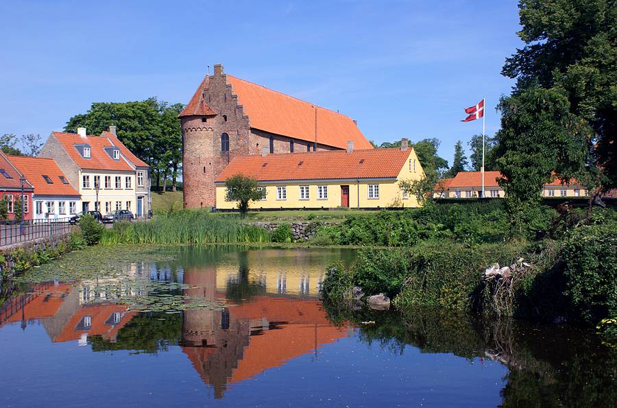 Rustikales Backsteinschloss an einem kleinen Teich