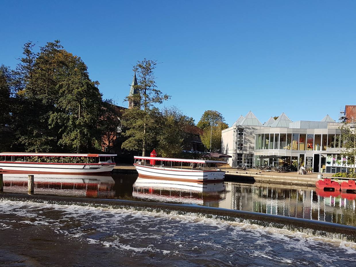 Ausflugsboote am Anleger auf dem Fluss