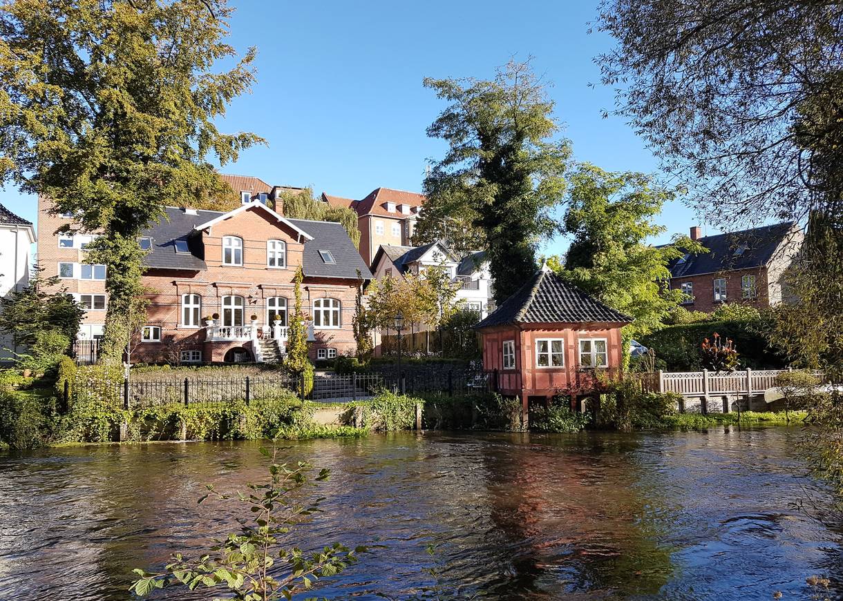 Kleine und große, alte Häuser an einem Fluss