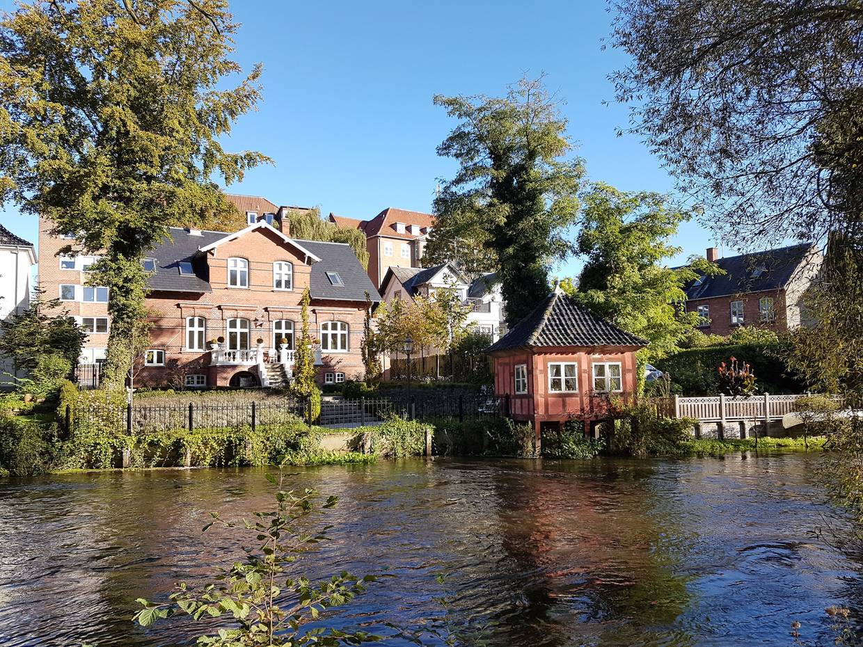 Kleine und große, alte Häuser an einem Fluss
