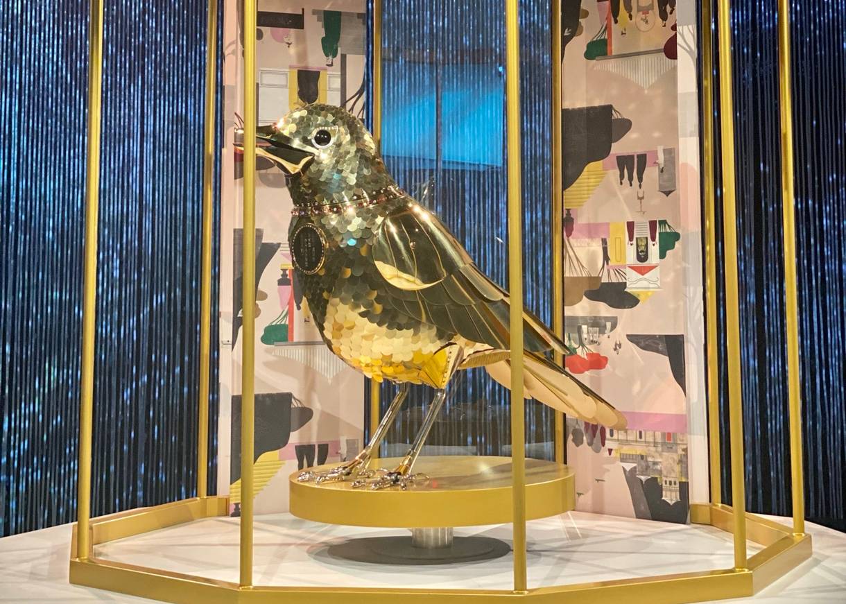 Aus dem neuen H.C. Andersen Museum, eine goldene Nachtigall im Käfig
