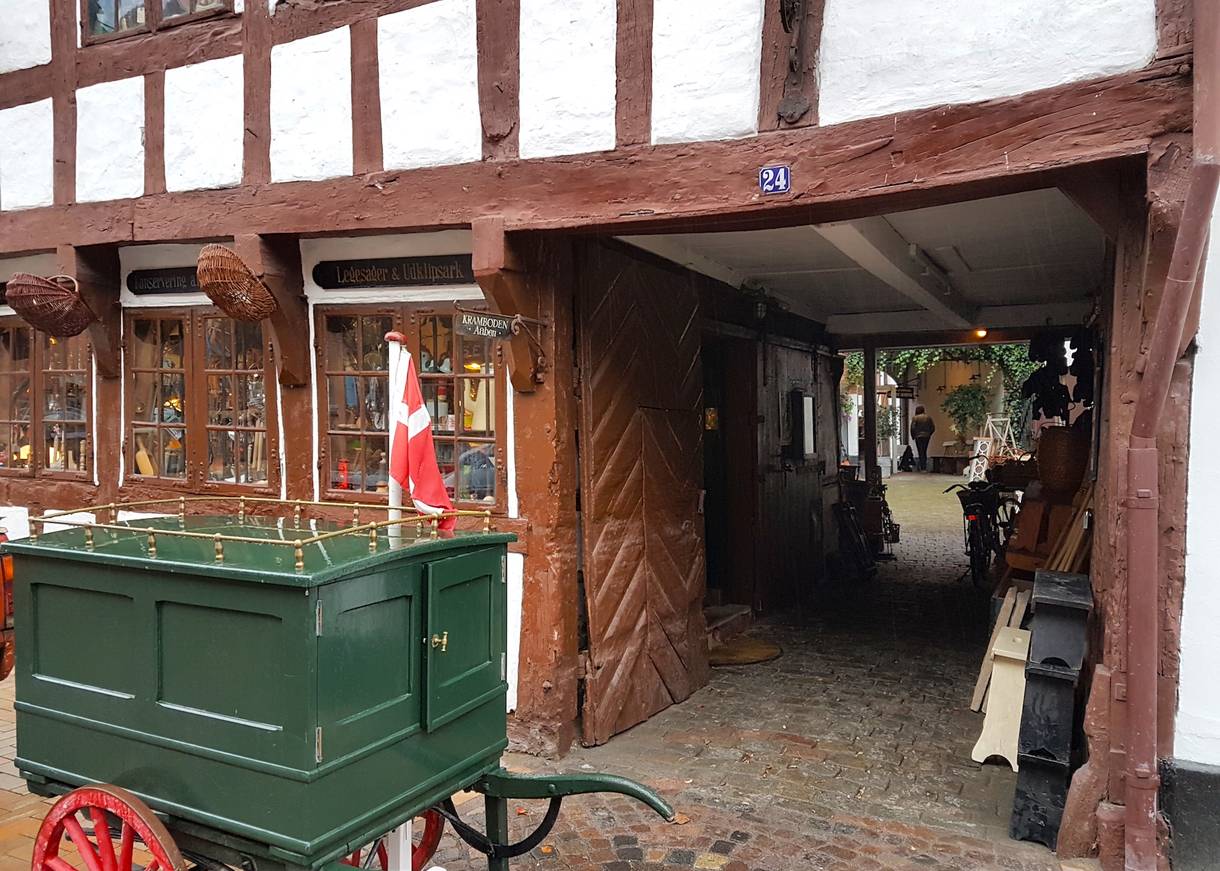 Eingang zu einem Krämerladen in einem alten Fachwerkhaus