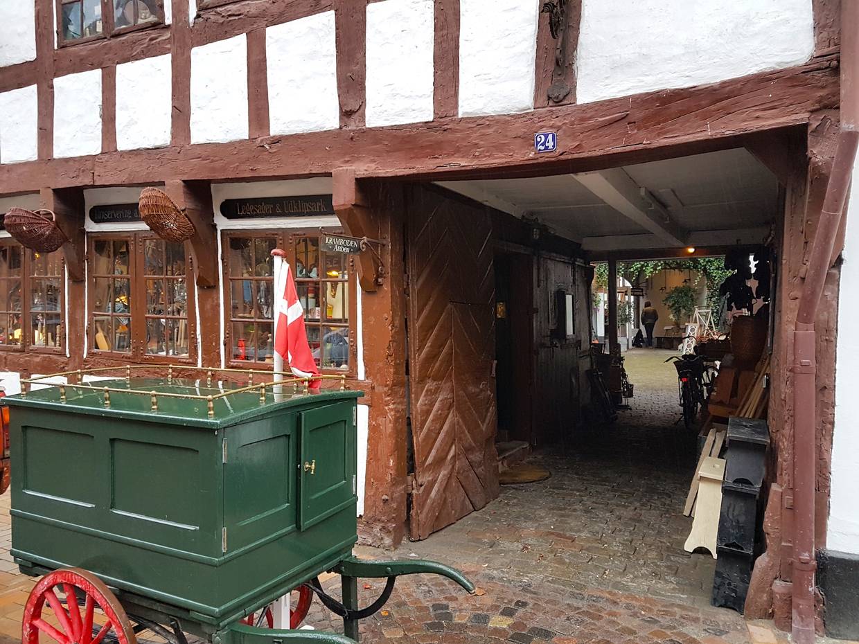 Eingang zu einem Krämerladen in einem alten Fachwerkhaus