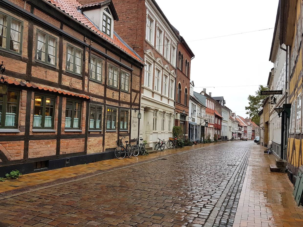 Kopfsteinpflasterstraße mit alten, mehrsöckigen Häusern