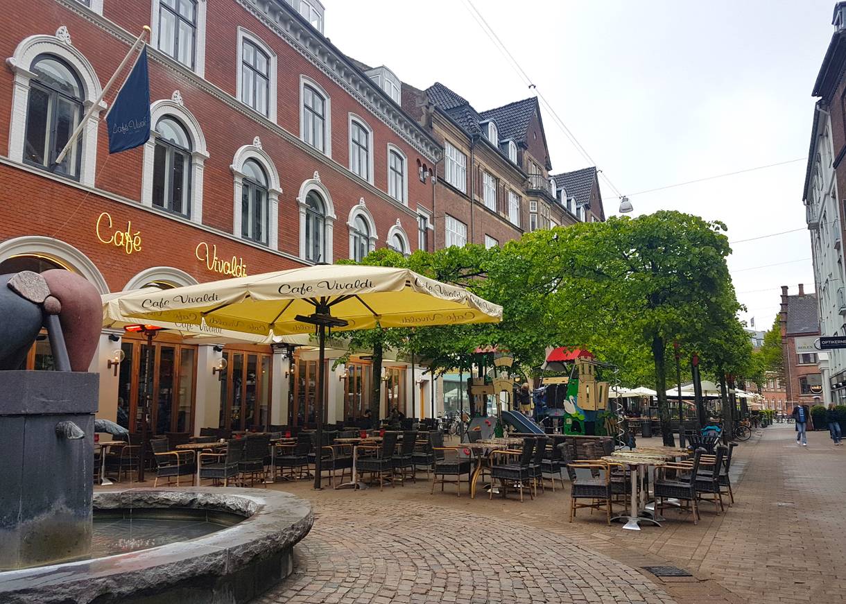 Restaurant mit zahlreichen Tischen vor der Tür in einer Fußgängerzone