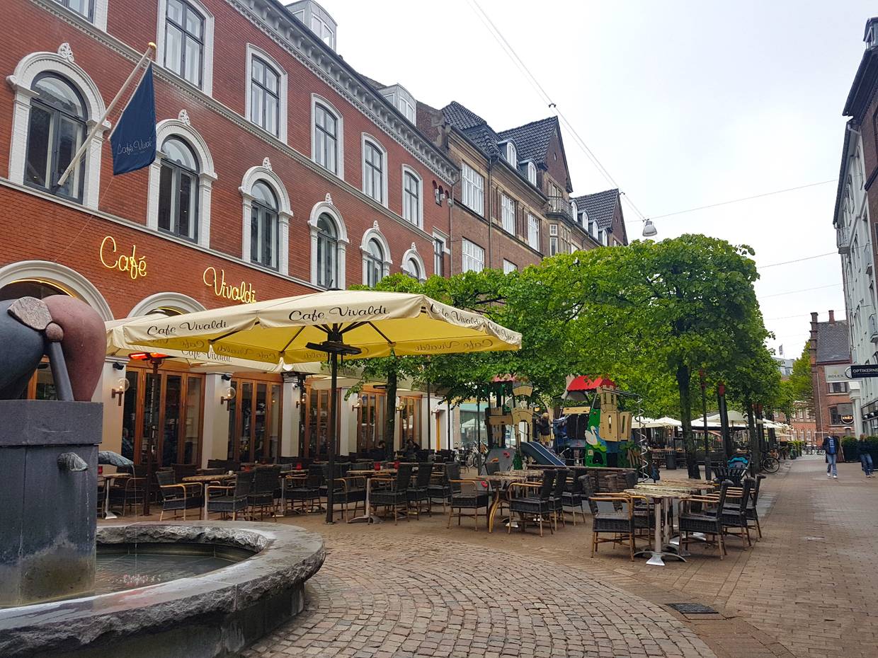 Restaurant mit zahlreichen Tischen vor der Tür in einer Fußgängerzone