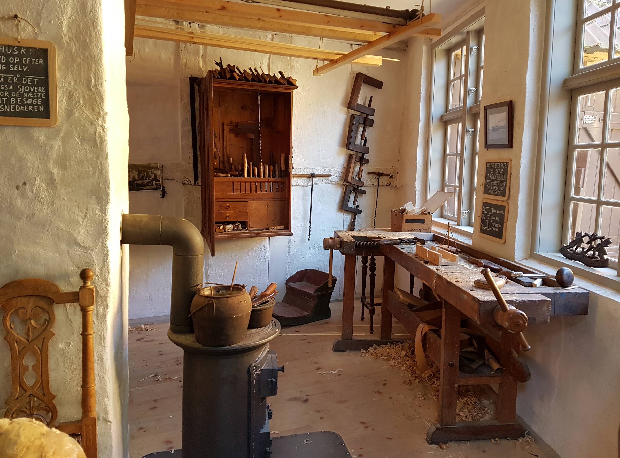 Historische Tischlerwerkstatt, in der offenbar gearbeitet wird