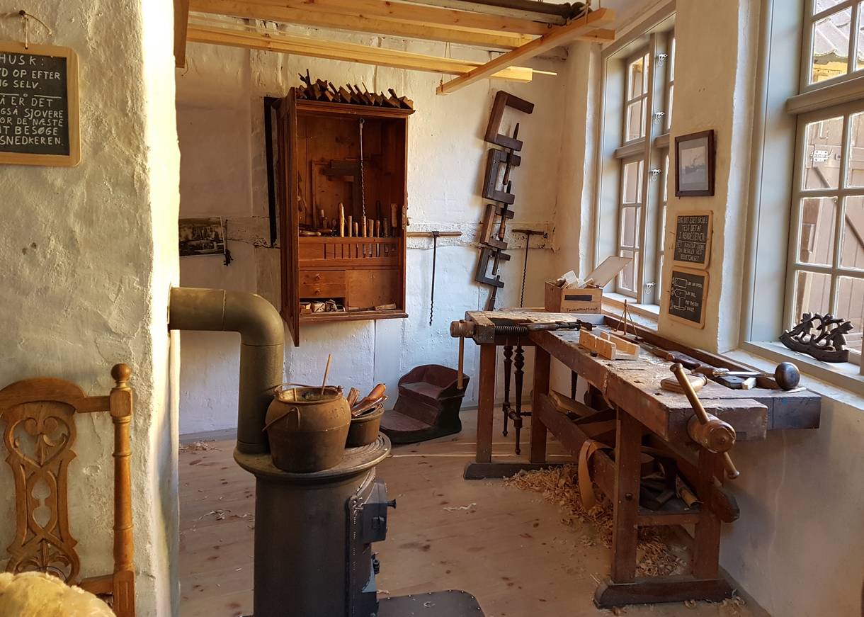Historische Tischlerwerkstatt, in der offenbar gearbeitet wird
