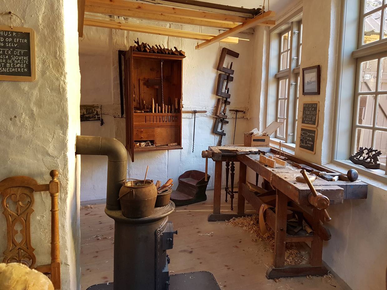 Historische Tischlerwerkstatt, in der offenbar gearbeitet wird
