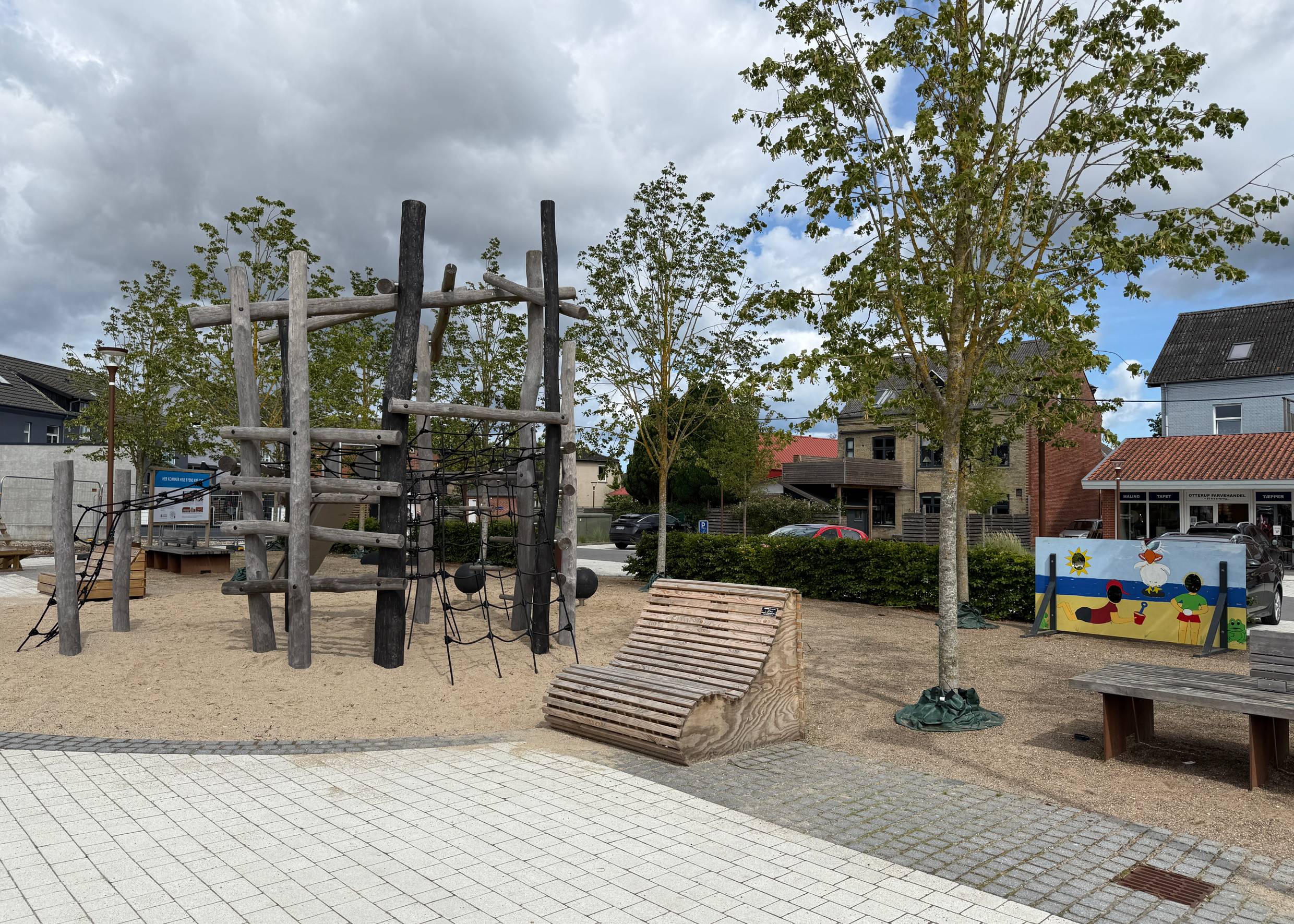 Spielplatz mti Klettergerüst aus Holz und Holzbänke zum Ausruhen