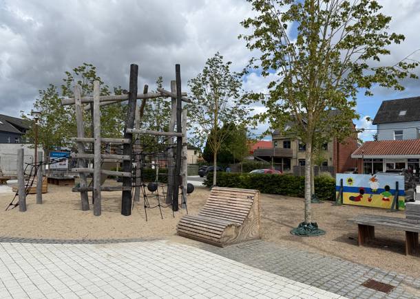 Spielplatz mti Klettergerüst aus Holz und Holzbänke zum Ausruhen