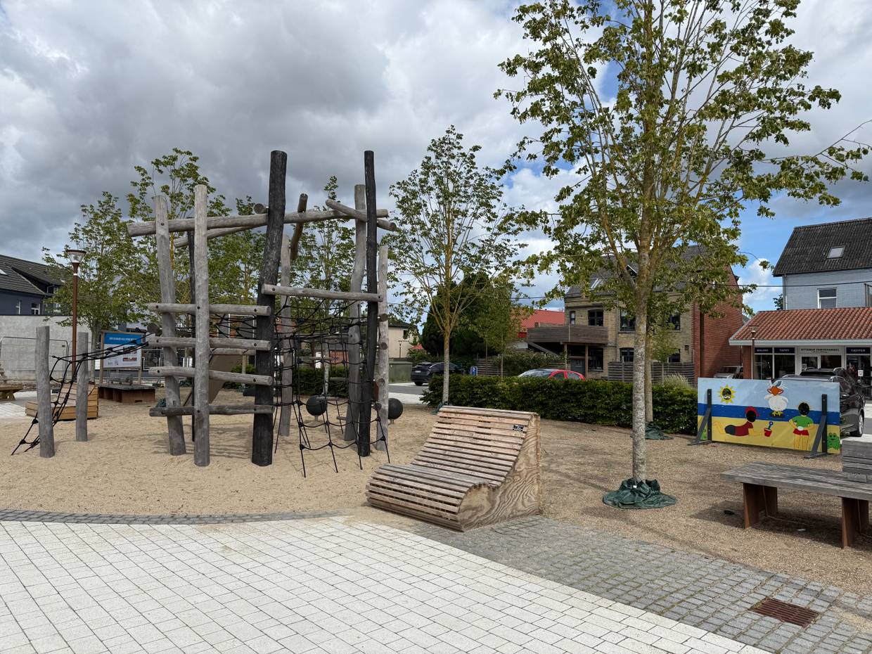 Spielplatz mti Klettergerüst aus Holz und Holzbänke zum Ausruhen
