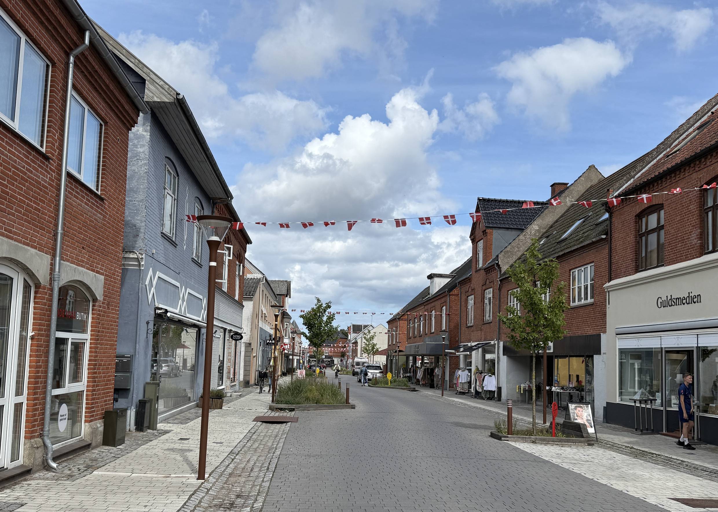 Etwas leer wirkende Straße in einer Kleinstadt
