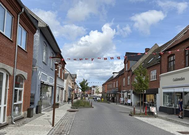Etwas leer wirkende Straße in einer Kleinstadt