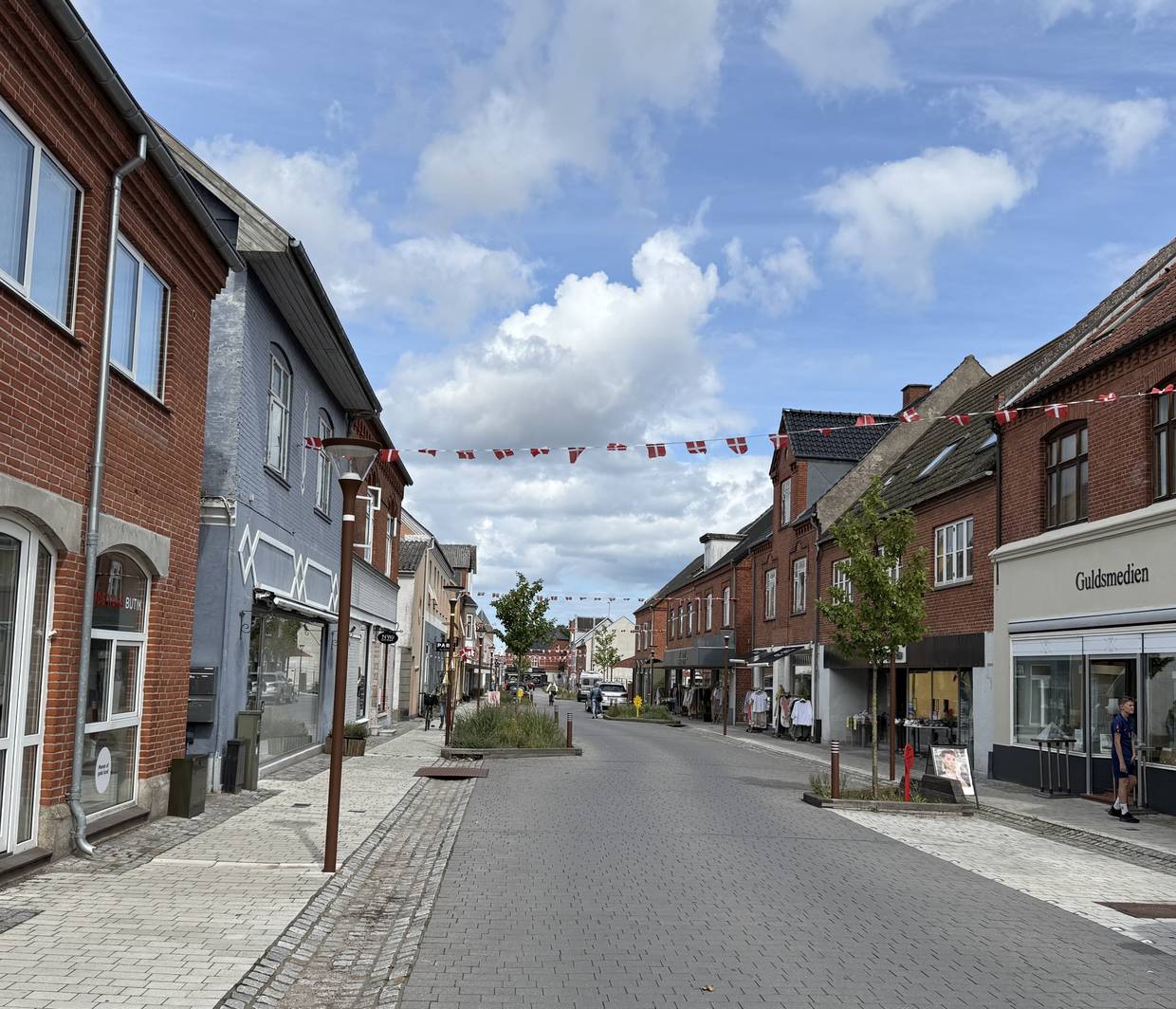 Etwas leer wirkende Straße in einer Kleinstadt