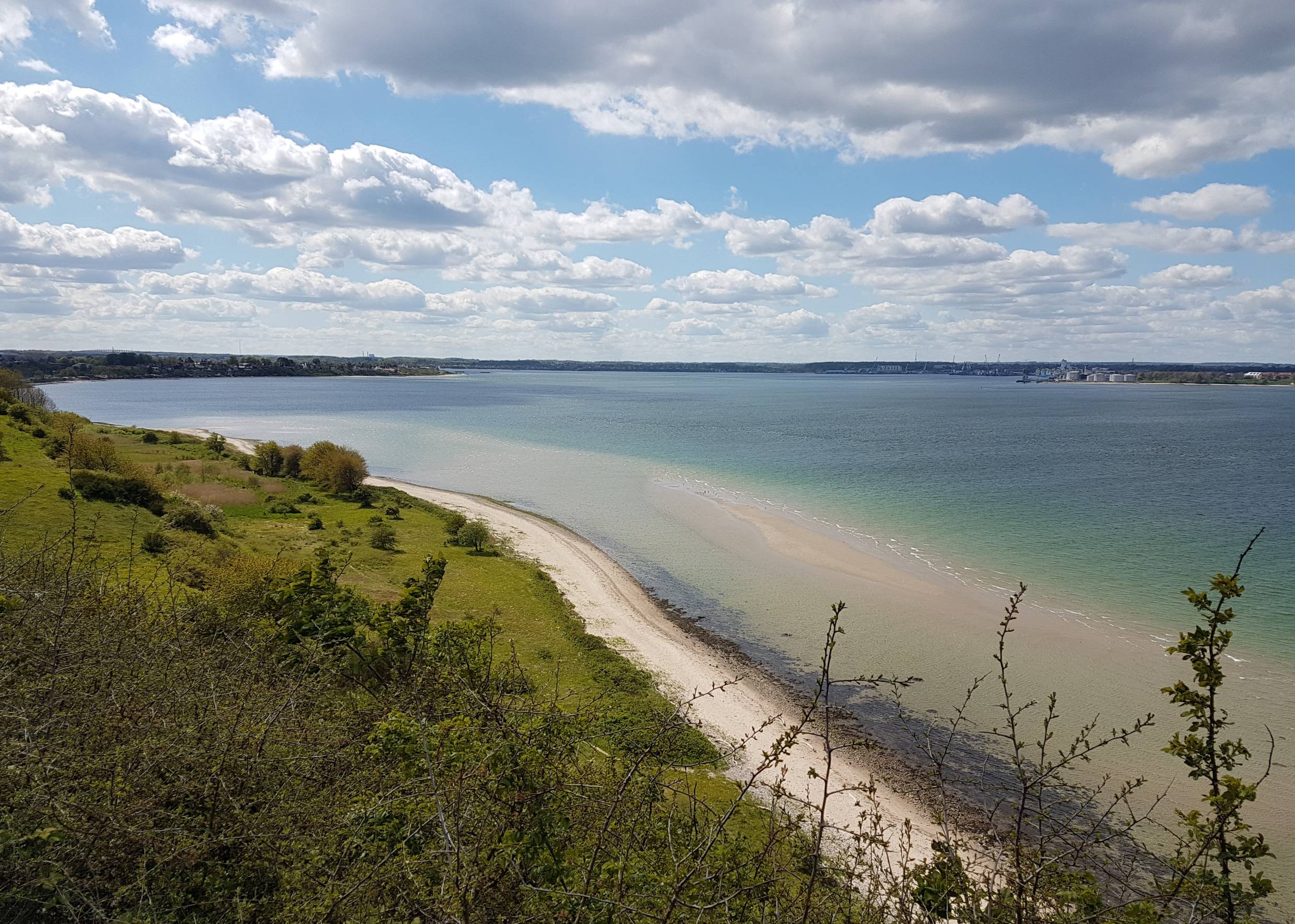 Aussicht von einem Hügel über die Ostsee