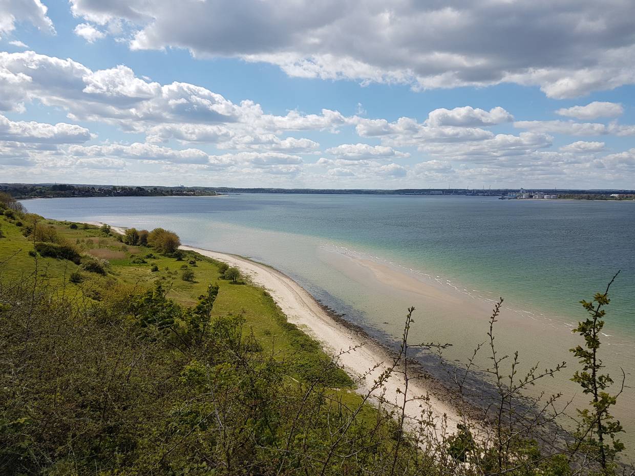 Aussicht von einem Hügel über die Ostsee