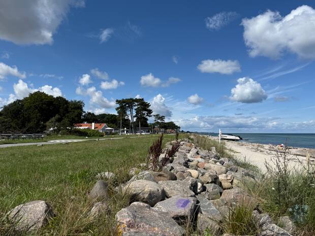 Blick über Strand mit Ferienhäusern