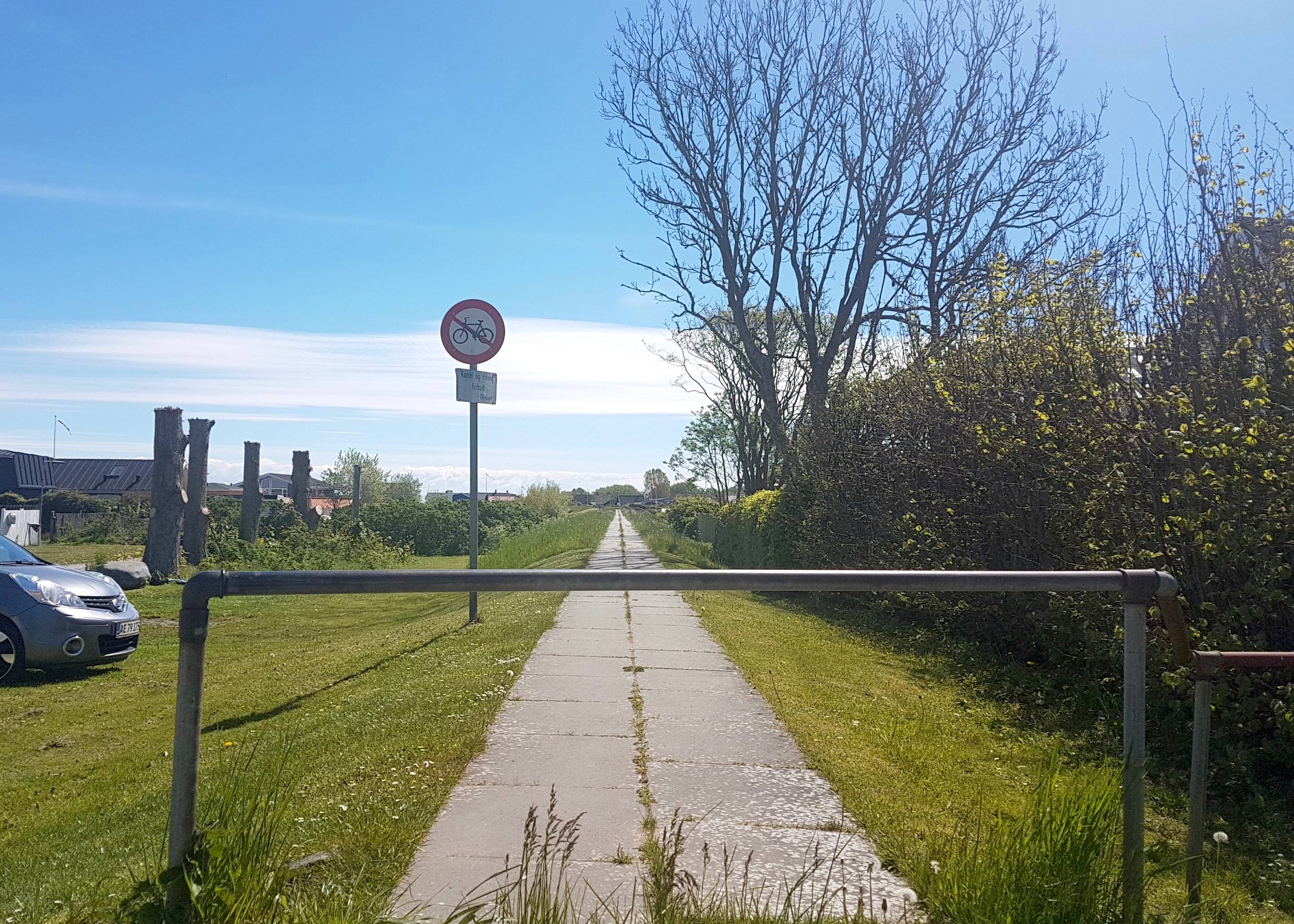 Schmaler, betonnierter Deichweg 