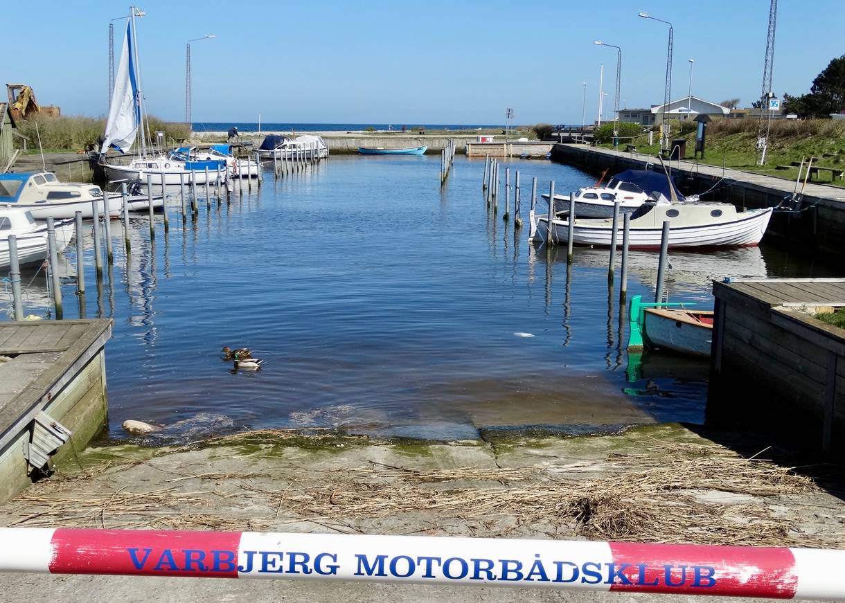 Blick über die Slipanlage in einen kleinen Hafen