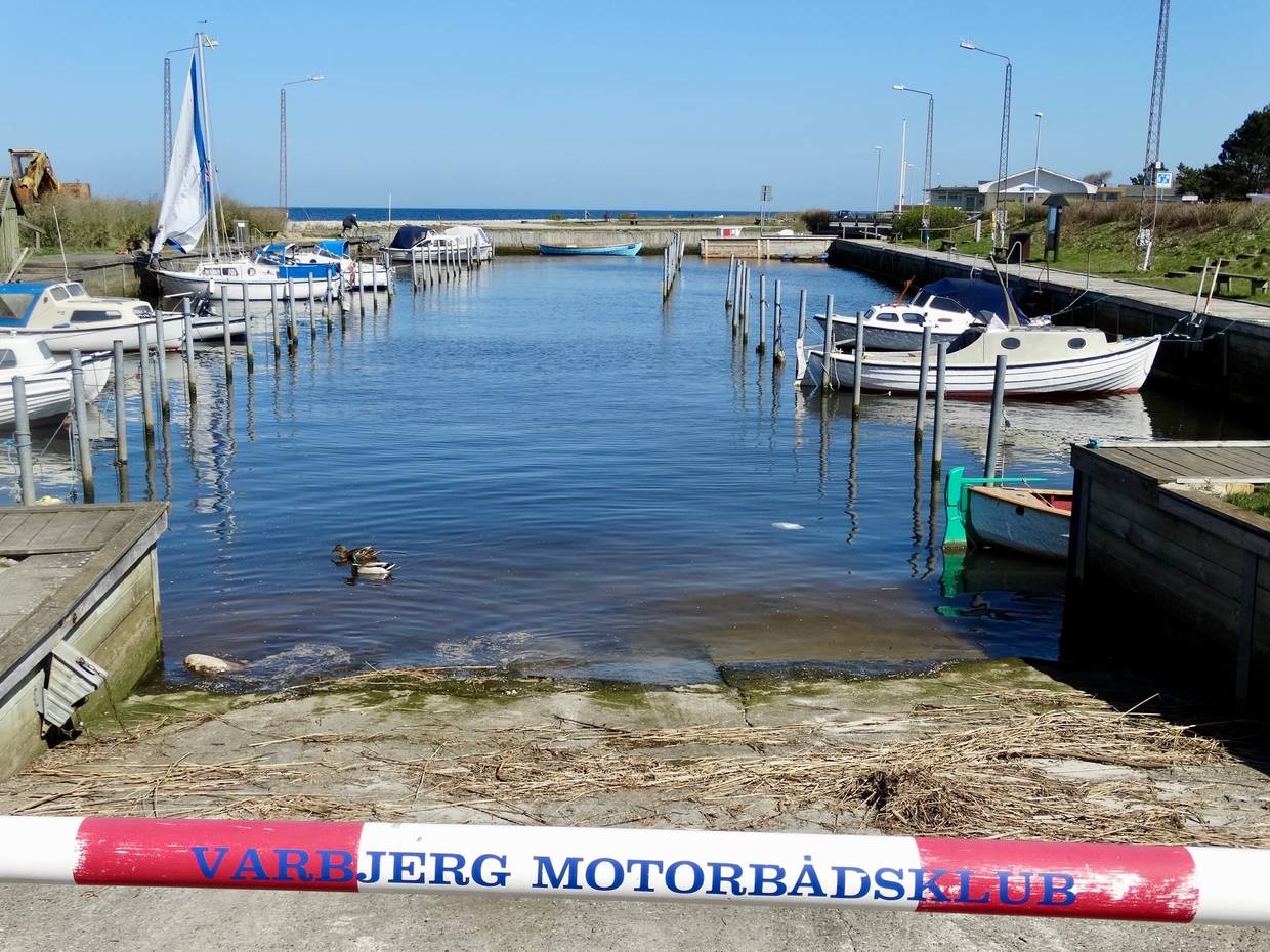 Blick über die Slipanlage in einen kleinen Hafen
