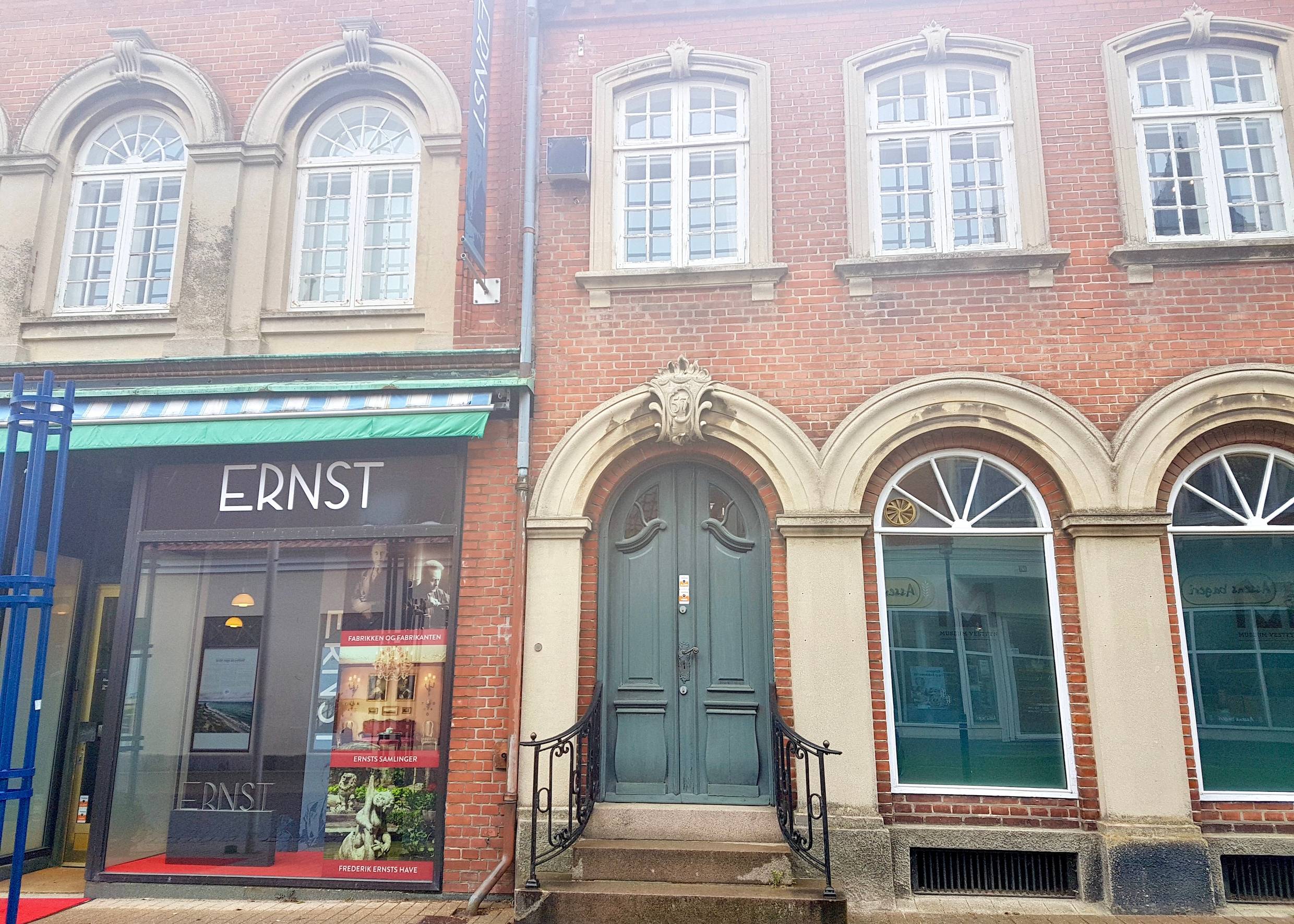 Stadthaus mit einem Museum namens Ernst