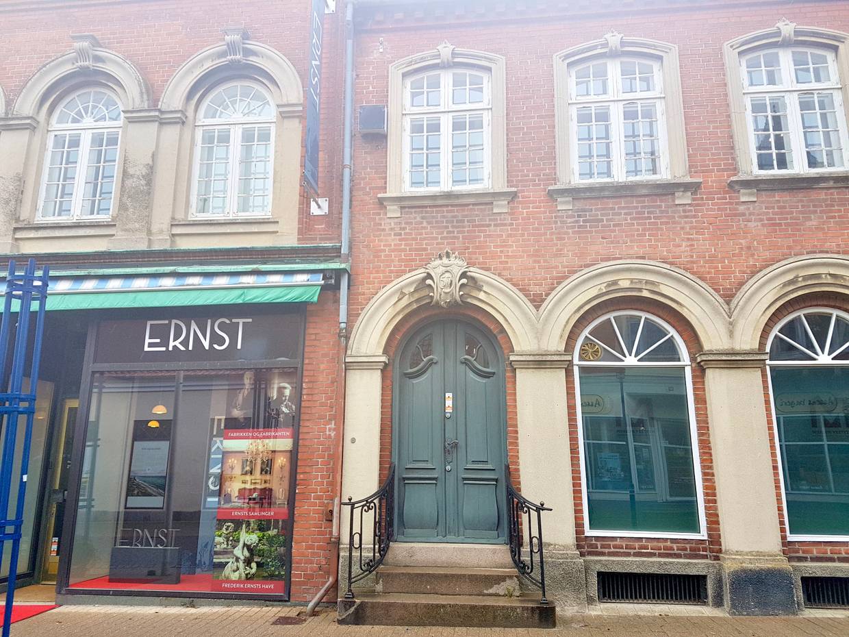 Stadthaus mit einem Museum namens Ernst